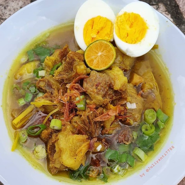 Soto Madura/ Foto: pinterest.com Soto Madura terdiri dari daging sapi, jerohan sapi, dan taoge