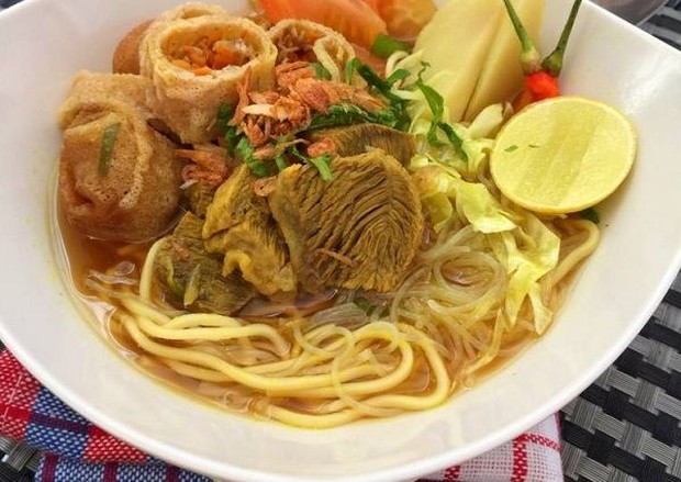 Soto Mie Bogor/ Foto: pinterest.com Keunikan Soto Mie Bogor adalah menggunakan mie sebagai pengganti nasi