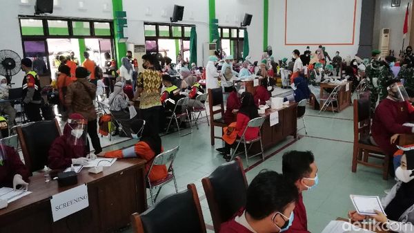 Suasana Vaksinasi Perdana Mahasiswa di Solo