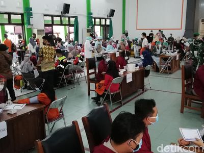 Suasana Vaksinasi Perdana Mahasiswa di Solo