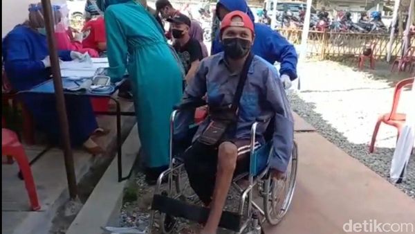 Vaksinasi COVID-19 di Tegal Sasar Para Penyandang Disabilitas