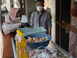 Jumat Barokah, Walkot Mojokerto Beri Jarik hingga Daster ke Lansia