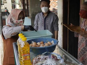 Jumat Barokah, Walkot Mojokerto Beri Jarik hingga Daster ke Lansia Jumat Barokah, Walkot Mojokerto Beri Jarik hingga Daster ke Lansia