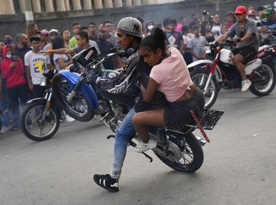 Aksi Anak Muda di Venezuela Pamer Freestyle Motor Saat Pandemi