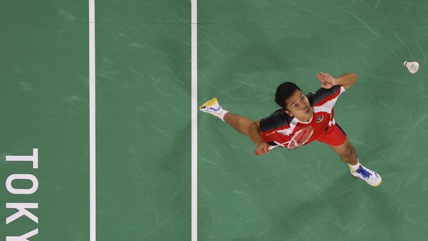 Tokyo 2020 Olympics - Badminton - Men's Singles - Semifinal - MFS - Musashino Forest Sport Plaza, Tokyo, Japan – August 1, 2021.  Anthony Ginting of Indonesia in action during the match against Chen Long of China. Pool via REUTERS/Lintao Zhang