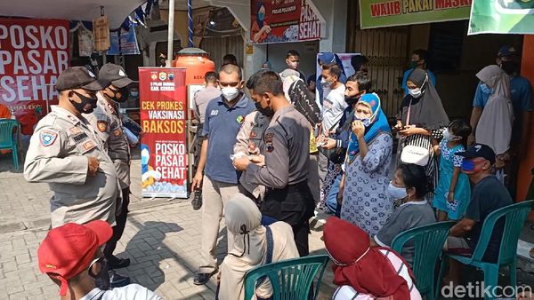 Antusias Pedagang-Pengunjung Pasar Pegandon Divaksin COVID-19