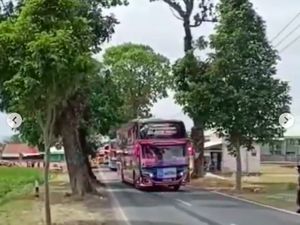 Bahaya Banget! Bus Penuh Penumpang Ini Lakukan Aksi Oleng Kanan-Kiri Bahaya Banget! Bus Penuh Penumpang Ini Lakukan Aksi Oleng Kanan-Kiri