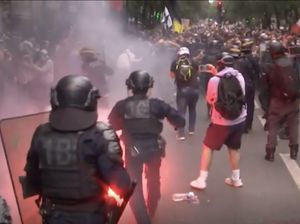 Bentrokan Meletus di Paris, Polisi Vs Pedemo Tolak Aturan Covid-19