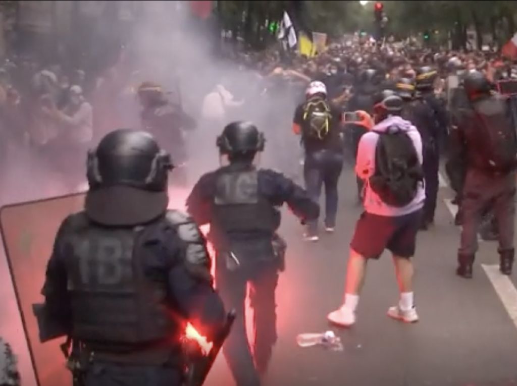 Bentrokan Meletus di Paris, Polisi Vs Pedemo Tolak Aturan Covid-19 Bentrokan Meletus di Paris, Polisi Vs Pedemo Tolak Aturan Covid-19