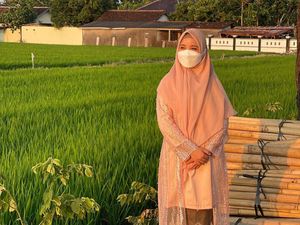 Istri Bupati, Chacha Frederica Tak Dikenal Warga Kendal saat Beri Bantuan Banjir Istri Bupati, Chacha Frederica Tak Dikenal Warga Kendal saat Beri Bantuan Banjir