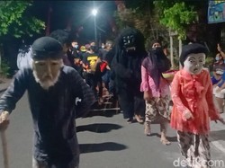 Warga Madiun Usir Wabah dengan Kirab Dongkrek Keliling Kampung