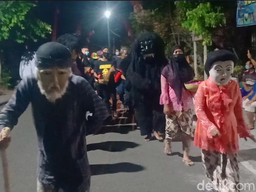Warga Madiun Gelar Dongkrek yang Dipercaya Bisa Usir Pagebluk COVID-19 Warga Madiun Gelar Dongkrek yang Dipercaya Bisa Usir Pagebluk COVID-19
