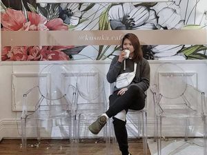 Gaya Keren Greysia Polii Saat Hangout dan Makan Enak di Luar Lapangan