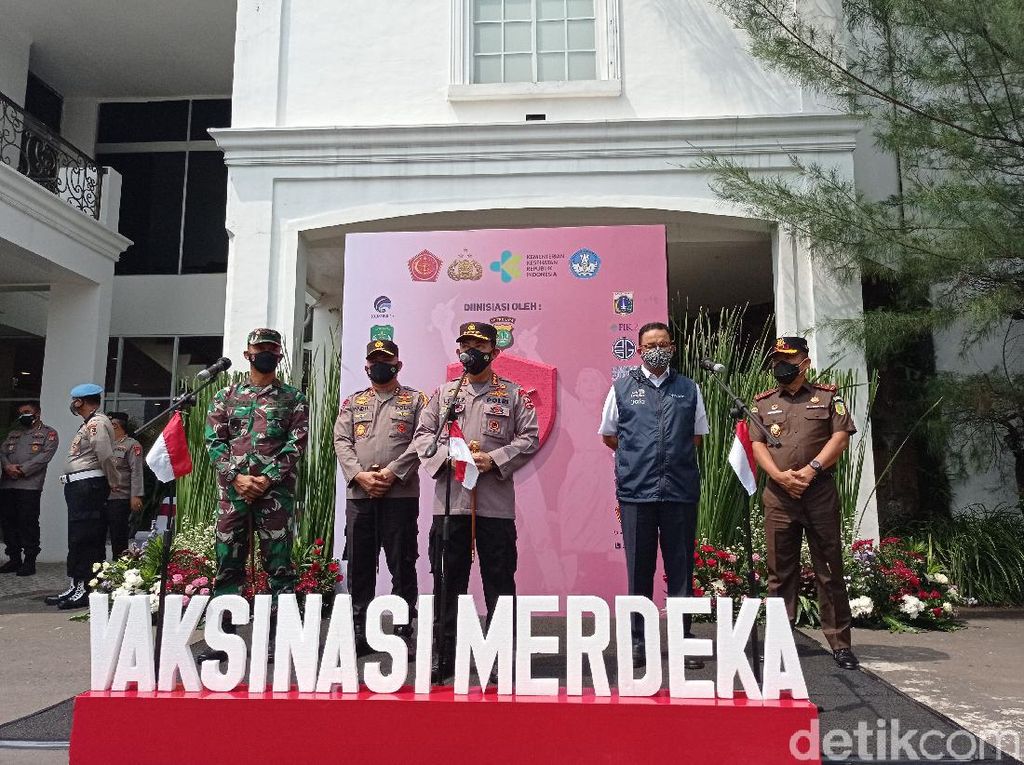 Kapolri Luncurkan Vaksinasi Merdeka, Target 3 Juta Warga DKI Divaksin Kapolri Luncurkan Vaksinasi Merdeka, Target 3 Juta Warga DKI Divaksin