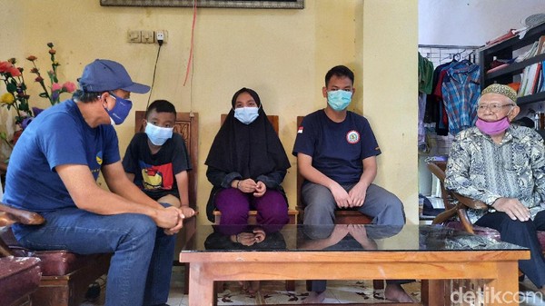 Ketua DPW NasDem salurkan bantuan kepada 3 bersaudara yang ditinggal orang tuanya karena meninggal akibat COVID-19. Ketua DPW NasDem salurkan bantuan kepada 3 bersaudara yang ditinggal orang tuanya karena meninggal akibat COVID-19.