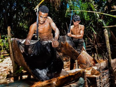 Melihat Pengolahan Sagu Secara Tradisional di Maluku