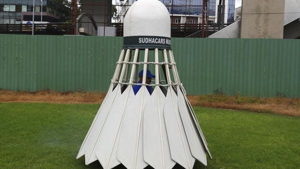 Mobil Berbentuk Kok Bulutangkis Wara-wiri di India