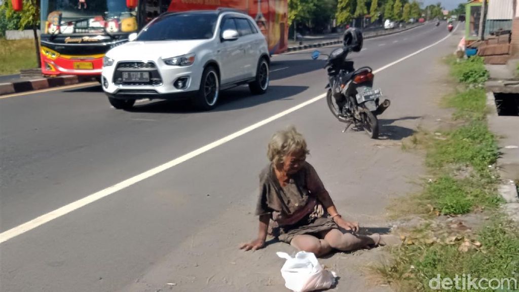 Momen Evakuasi Gelandangan Korban Tabrak Lari di Jalan Yogya-Solo