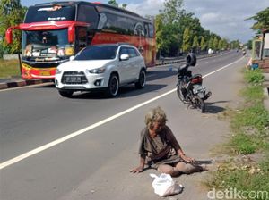 Momen Evakuasi Gelandangan Korban Tabrak Lari di Jalan Yogya-Solo