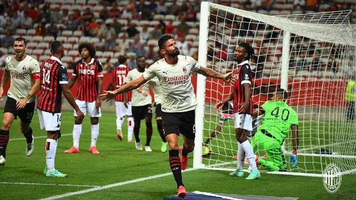 Olivier Giroud mencetak gol saat AC Milan menghadapi Nice di laga pramusim, Sabtu (31/7/2021).