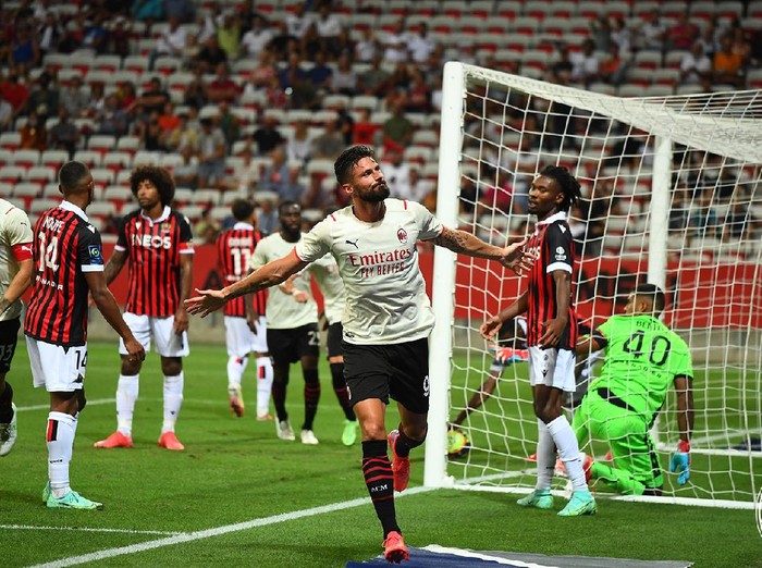 Olivier Giroud mencetak gol saat AC Milan menghadapi Nice di laga pramusim, Sabtu (31/7/2021).