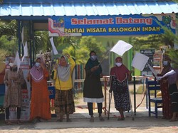 Dihantam PPKM, Pengelola-Pedagang Pantai Balongan Kibarkan Bendera Putih