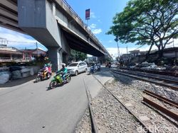 Lansia Bertongkat Tewas Tertabrak KA Feeder di Perlintasan Cimindi