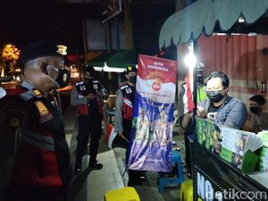 PKL Lamongan Kibarkan Merah Putih Sebagai Simbol Lawan Pandemi PKL Lamongan Kibarkan Merah Putih Sebagai Simbol Lawan Pandemi