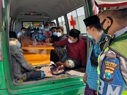 Polisi Hentikan 15 Warga Madura Pulang Kampung Naik Ambulans Jenazah