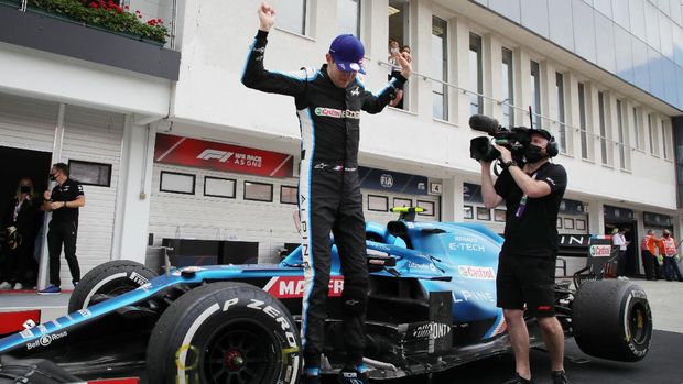 Formula One F1 - Hungarian Grand Prix - Hungaroring, Budapest, Hungary - August 1, 2021 Alpine's Esteban Ocon celebrates after winning the race Pool via REUTERS/Florion Goga