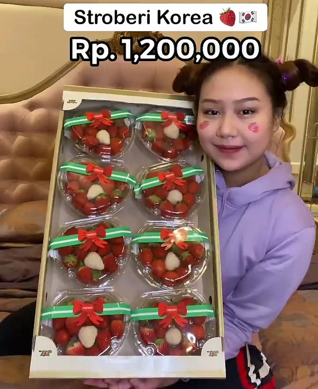 Sisca Khol membeli strawberry korea seharga Rp1,2 juta