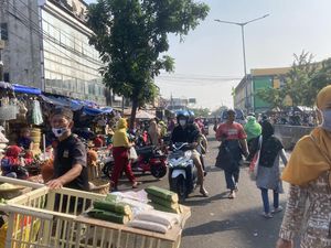 Pasar Minggu Jaksel Ramai Pagi Ini, Banyak Warga Tak Taat Prokes