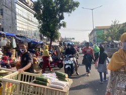 Pasar Minggu Jaksel Ramai Pagi Ini, Banyak Warga Tak Taat Prokes