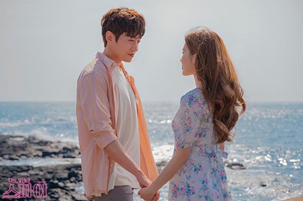 Zodiak Aquarius yang berpikiran bebas secara alami mandiri dan suka mengikuti keinginan mereka sendiri, jadi mereka tidak tahan ketika pasangan mereka selalu lengket dengannya.