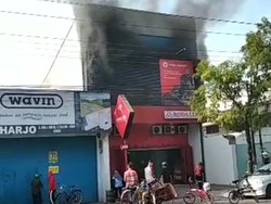 Korsleting Listrik, Toko Sepeda di Kudus Terbakar