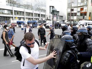 Tolak Aturan COVID-19, Demo di Prancis Berujung Ricuh