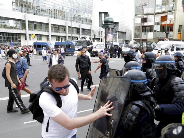 Tolak Aturan COVID-19, Demo di Prancis Berujung Ricuh