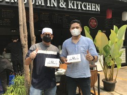 Ustaz Zacky Mirza Bagikan 1.000 Makanan Gratis di Pinggir Jalan