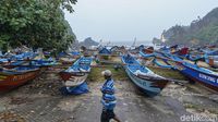 91 Perahu Nelayan Pantai Selatan Terpaksa Berlabuh, Ada Apa?