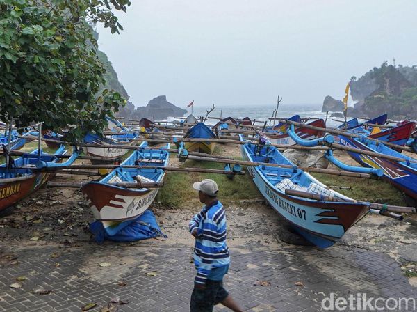 91 Perahu Nelayan Pantai Selatan Terpaksa Berlabuh, Ada Apa?