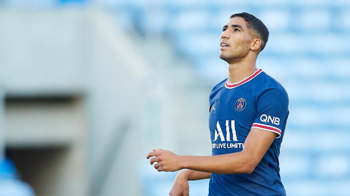 Achraf Hakimi dikabarkan ingin meninggalkan PSG di tengah gosip miring tentang ruang ganti klub. (Foto: Getty Images/Fran Santiago)