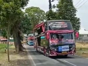Aksi Sopir Bus Oleng di Kuningan Berujung Tilang! Aksi Sopir Bus Oleng di Kuningan Berujung Tilang!