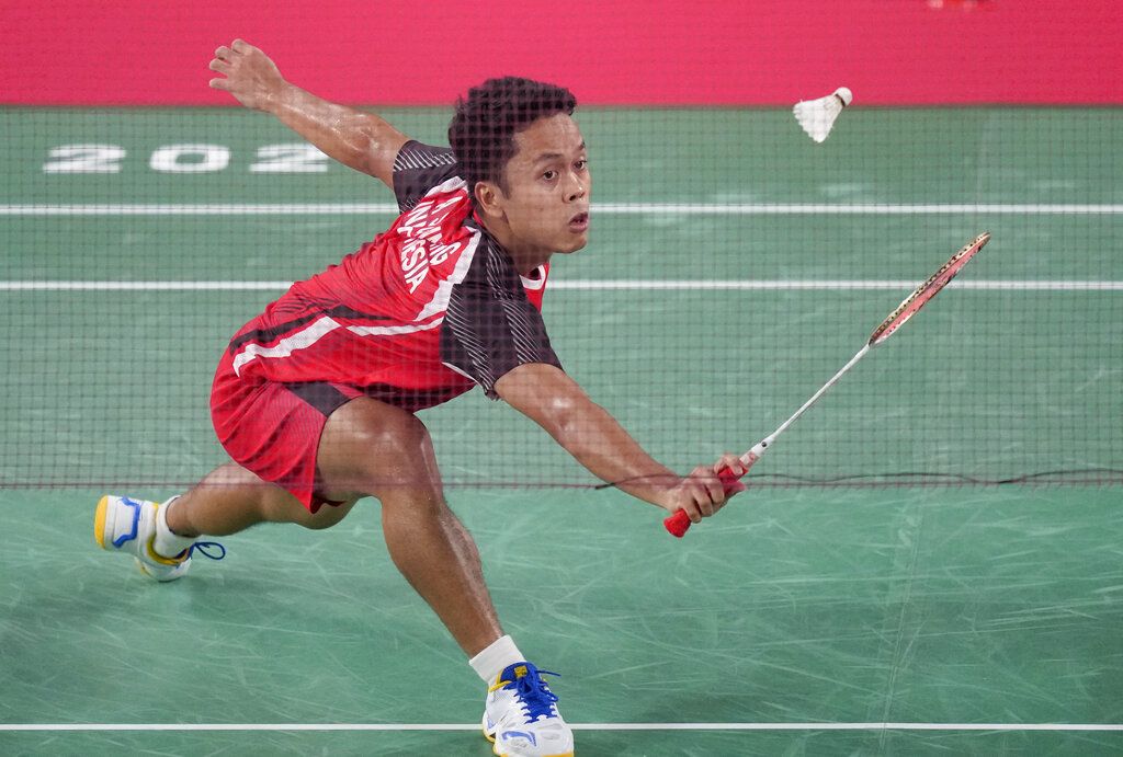 Indonesia's Anthony Sinisuka Ginting competes against Guatemala's Kevin Cordon during their men's singles bronze medal Badminton match at the 2020 Summer Olympics, Monday, Aug. 2, 2021, in Tokyo, Japan. (AP Photo/Dita Alangkara)