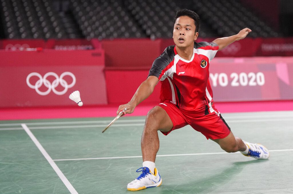 Indonesia's Anthony Sinisuka Ginting competes against Guatemala's Kevin Cordon during their men's singles bronze medal Badminton match at the 2020 Summer Olympics, Monday, Aug. 2, 2021, in Tokyo, Japan. (AP Photo/Markus Schreiber)