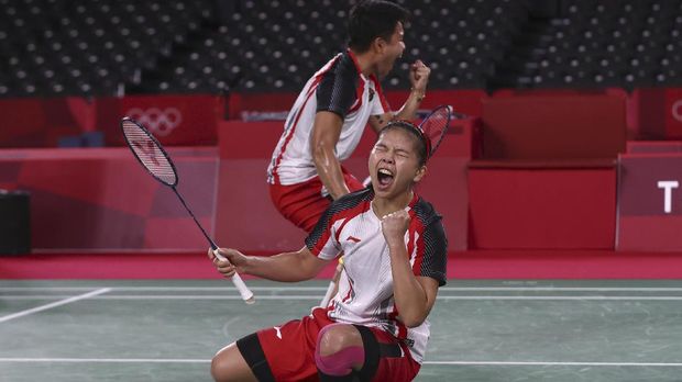 Tokyo 2020 Olympics - Badminton - Women's Doubles - Gold medal match - MFS - Musashino Forest Sport Plaza, Tokyo, Japan – August 2, 2021.  Greysia Polii of Indonesia and Apriyani Rahayu of Indonesia celebrate winning the first set of the match against Chen Qingchen of China and Jia Yifan of China. REUTERS/Leonhard Foeger
