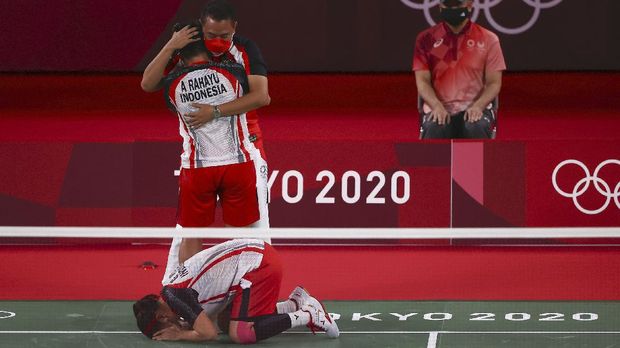 Tokyo 2020 Olympics - Badminton - Women's Doubles - Gold medal match - MFS - Musashino Forest Sport Plaza, Tokyo, Japan – August 2, 2021.  Apriyani Rahayu of Indonesia and Greysia Polii of Indonesia react after winning their match against Chen Qingchen of China and Jia Yifan of China. REUTERS/Hamad I Mohammed
