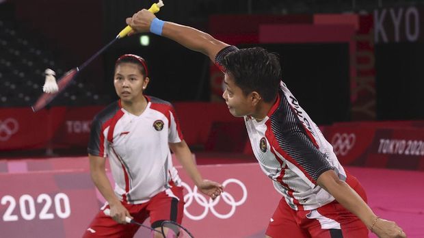 Tokyo 2020 Olympics - Badminton - Women's Doubles - Gold medal match - MFS - Musashino Forest Sport Plaza, Tokyo, Japan – August 2, 2021. Apriyani Rahayu of Indonesia in action near Greysia Polii of Indonesia during the match against Chen Qingchen of China and Jia Yifan of China. REUTERS/Leonhard Foeger