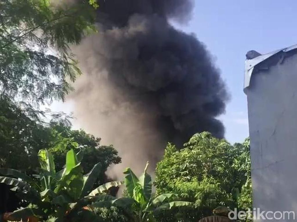 Gudang Alat Dekorasi di Cinangka Depok Terbakar, Damkar Meluncur Gudang Alat Dekorasi di Cinangka Depok Terbakar, Damkar Meluncur