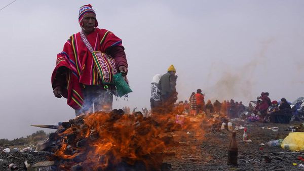 Intip  Ritual Penghormatan Ibu Bumi Pachamama di Bolivia