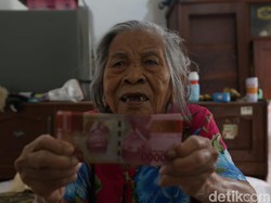 Kantor Pos di Surabaya Bagikan BST Door to Door